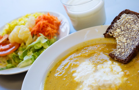 Kasviskeitto, salaatti, leipä ja maito.