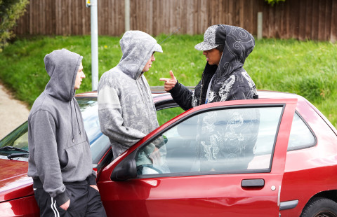 Nuoria miehiä ja auto.