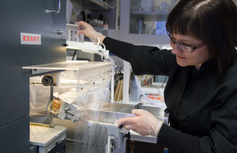 Nainen laboratoriossa