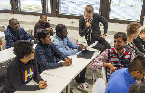 Fysiikan ja matematiikan opiskelijat luokassa.