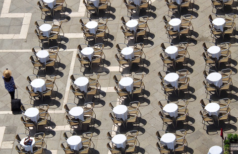 Tyhjiä kahvilapöytiä Venetsiassa