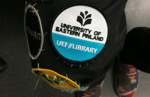 Kirjaston haalarimerkki 