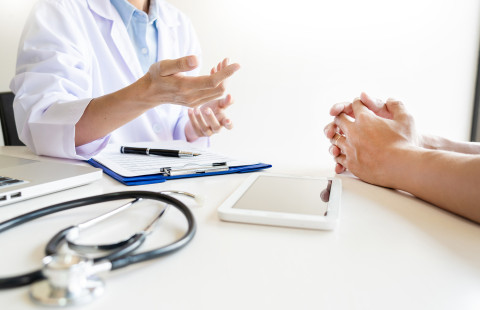 Kuvituskuva lääkäristä ja asiakkaasta.