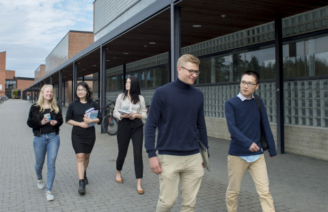 Kauppatieteiden opiskelijoita.