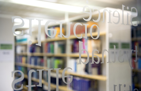 Joensuun kampuskirjaston lukusalin ovi