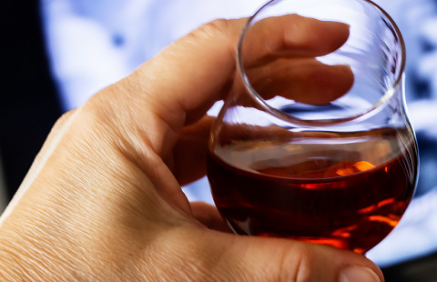 Drinkkilasi kädessä.