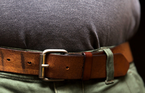 Ylipainoisen henkilön vyötärö.