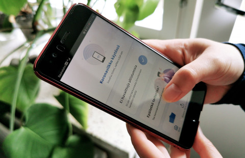 Koronavilkku-sovellus puhelimessa