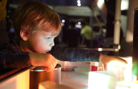 Lapsi tutkii eri muotoisia palikoita