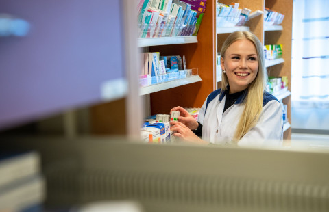 Farmaseutti apteekissa