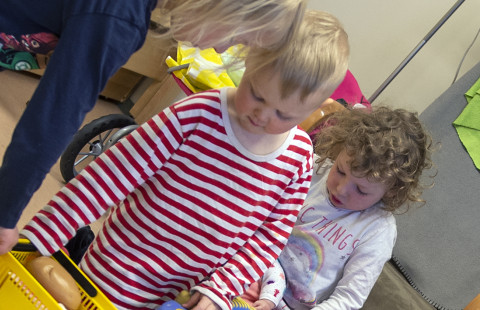 Lapset leikkivät päiväkodissa.