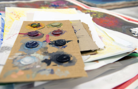 vesiväripaletti maalausten päällä