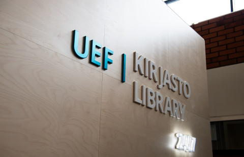 UEF kirjasto -teksti seinällä.