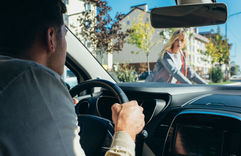 Autoilija ja pyöräilijä