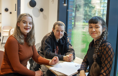 Opiskelijat kahvilassa.