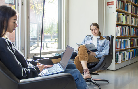 Ihmisiä lukemassa Joensuun kampuskirjaston lukusalissa.