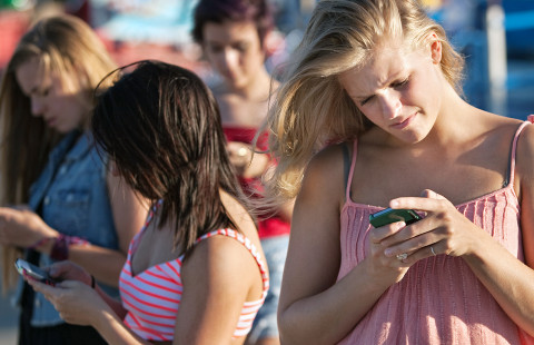 Nuoret matkapuhelinten kanssa.
