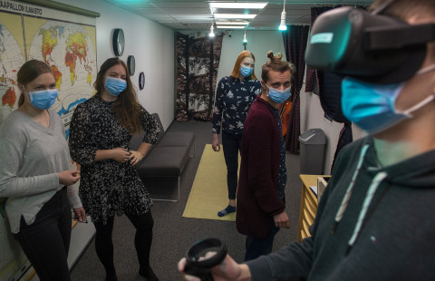 Opiskelijat pakohuoneessa.