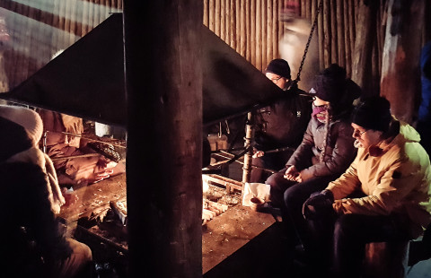 Tutkijat leirinuotiolla.