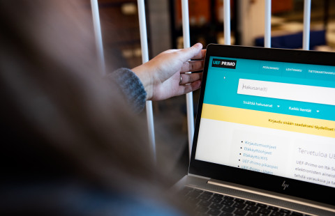 Nainen työskentelee tietokoneella.