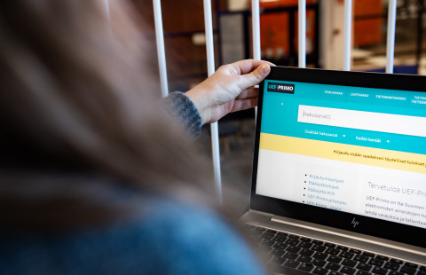 Nainen työskentelee tietokoneella.