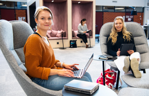 Opiskelijoita UEFin kirjastossa.