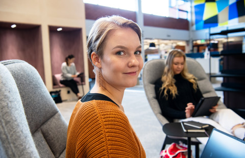 Opiskelijoita työskentelemässä UEFin kirjastossa.