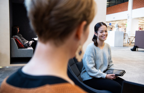 Opiskelijoita UEFin kirjastossa.