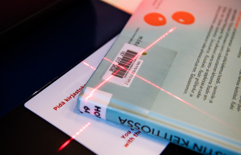 UEFin kirjaston lainauspiste.