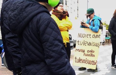 Poika protestoi ilmastonmuutosta vastaan.