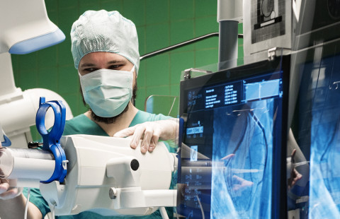 Man workig in an operating room.