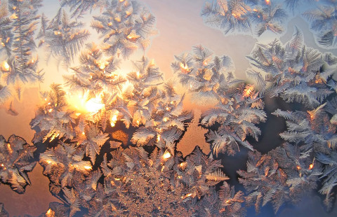 Jääkiteet ikkunassa