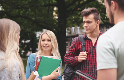 Opiskelijoita keskustelemassa
