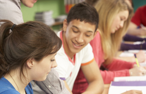 Nuoret opiskelemassa