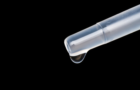 Pipetti ja vesitippa