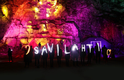 Savilahti Stage -keskusteluohjelman kuvituskuva.