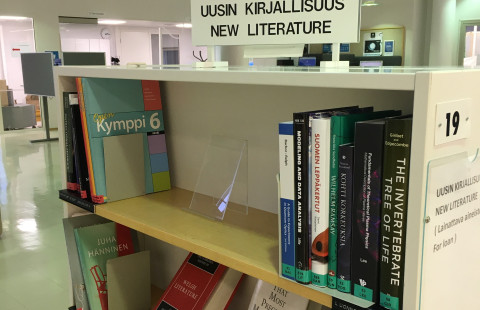 Kirjaston hylly, jossa uusia kirjoja. 