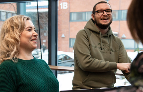 Verkko- ja monimuotopedagogiikan fasilitaattorien kuvituskuva.