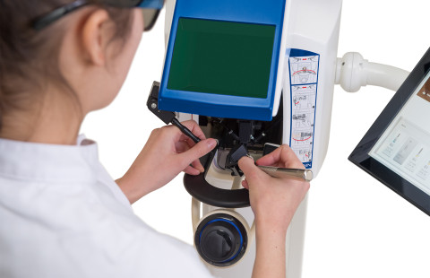 Hammaslääketieteellisen toimenpiteen harjoittelua Simodont-laitteella