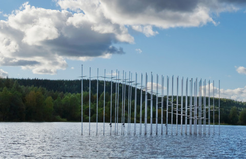 Lentoon -veistos Savilahdessa.