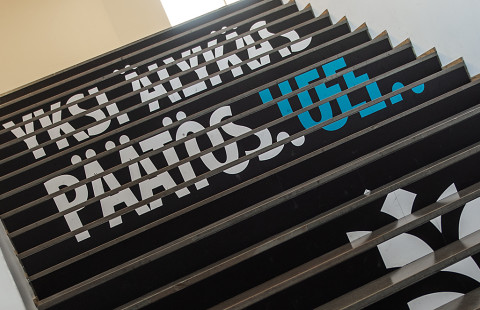 Carelia-talon portaiden teksti.