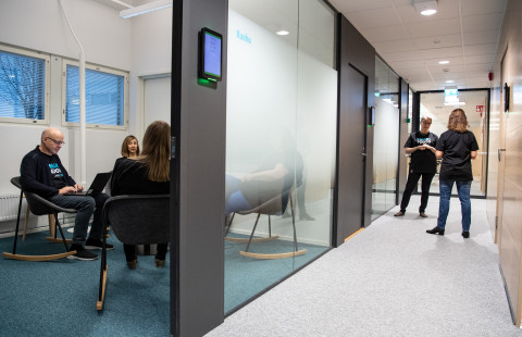 Keskustelua tomiston käytävällä ja kokoustilassa.