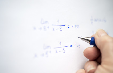 Matematiikan tehtävän ratkaiseminen.