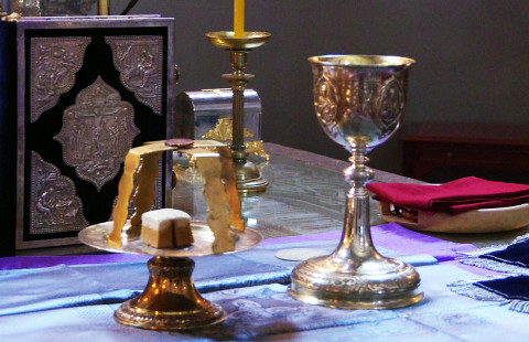 Ehtoollispöytä. Kuvaaja Martinus Markoff.