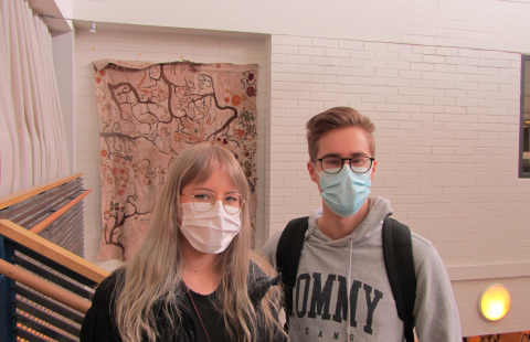 Jenna ja Jere poistumassa kirjoituksista