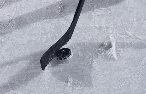 Jääkiekkomaila ja kiekko.