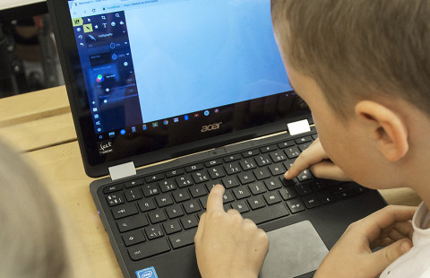 Lapsia tietokoneen ääressä