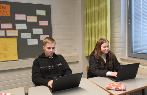 Yhdeksäsluokkalaiset tekemässä yhteishakua