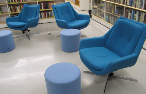 kirjahyllyjä, tuoleja, raheja