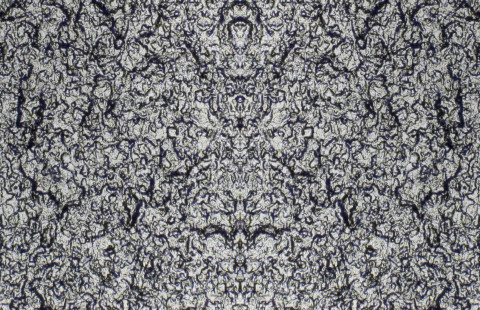 Kuvassa tummaa pinnoitemateriaalia